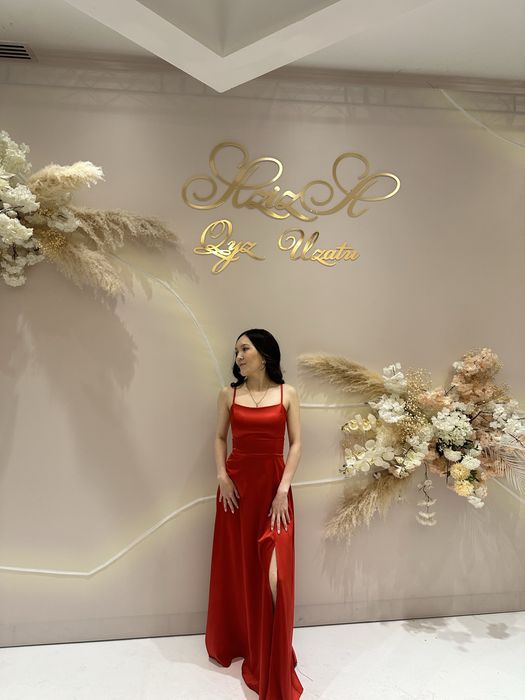 Продаю Красное платье с вырезом