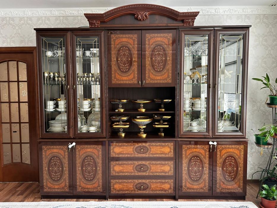 Продается сервант и комод с зеркалом