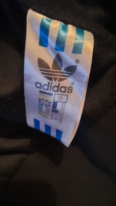 Куртка -ветровка.