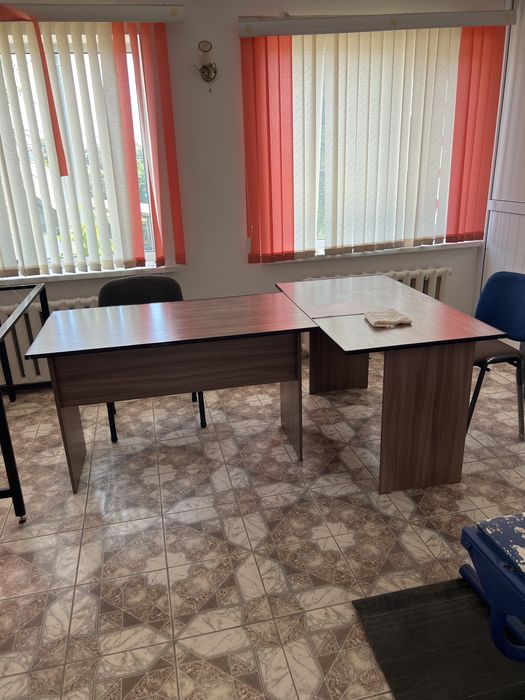 Продам 2 стола по 5000 для офиса