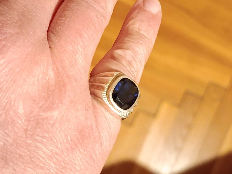 Продавам мъжки сребърен пръстен