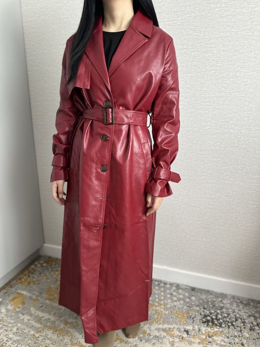 Красный кожаный  тренч