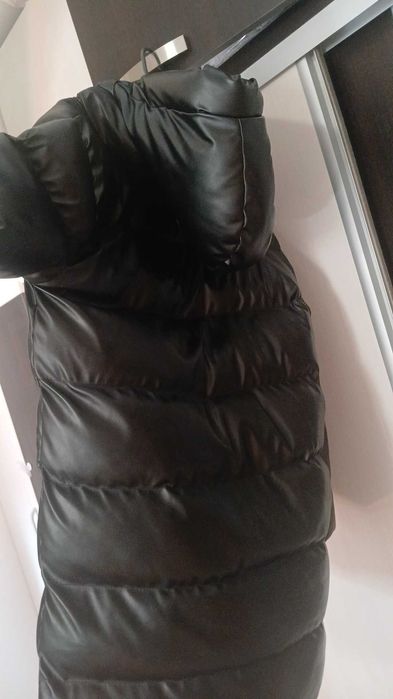 geaca groasa imitatie piele , are o piele lucioasa