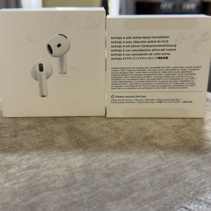 Vand casti airpods  4,aproape noi,