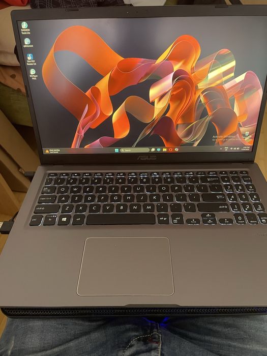 Vând laptop ASUS specificatiile in prima imagine