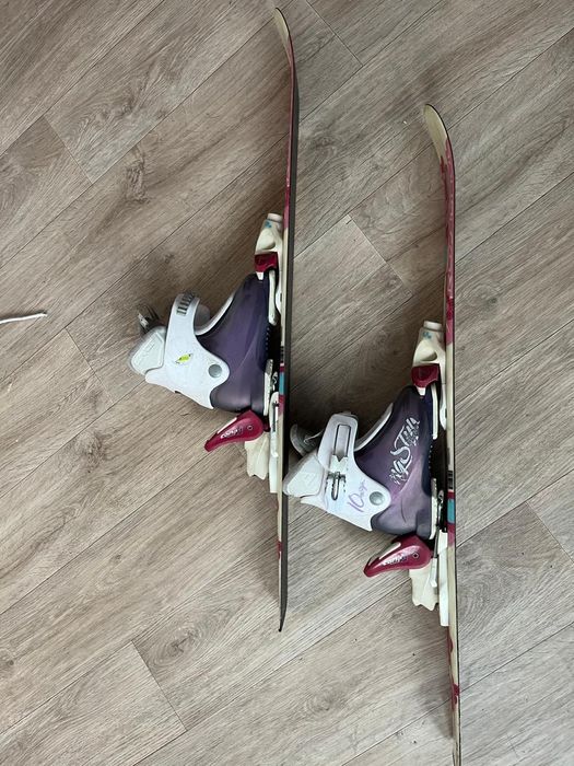 Детские лыжи и ботинки