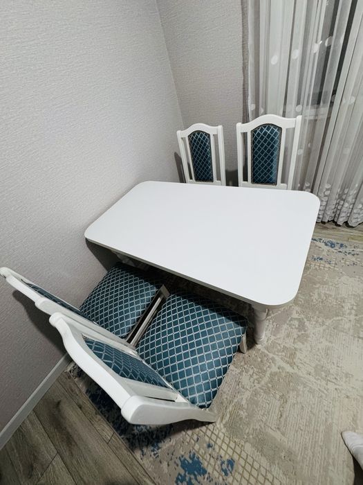 Кухонный стол со стульями