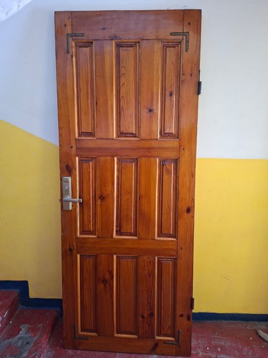 Продам дверь деревянную