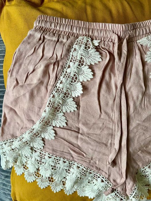 Pantaloni scurti roz prafuit cu dantela H&M noi cu eticheta S