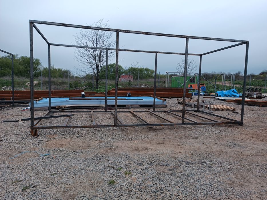 Здрава метална конструкция тип скеле с монтаж