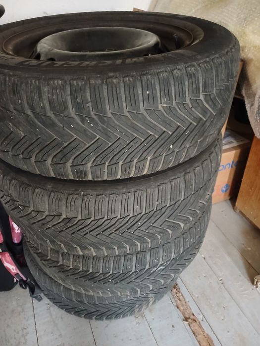 Vând cauciucuri de iarna Michelin