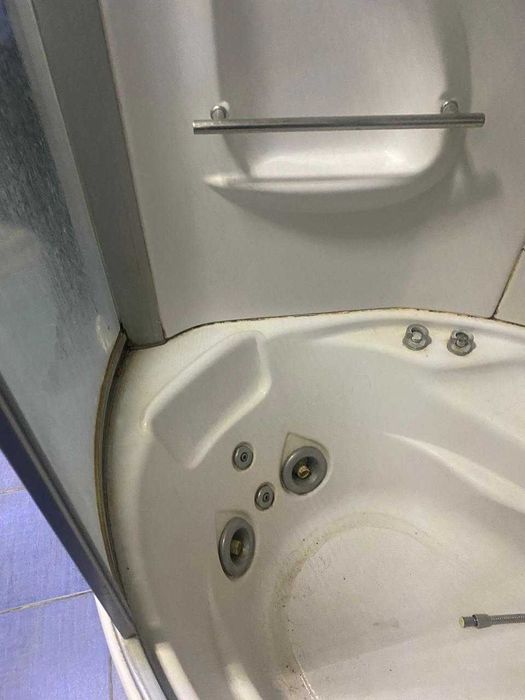 Душевая кабина с джакузи