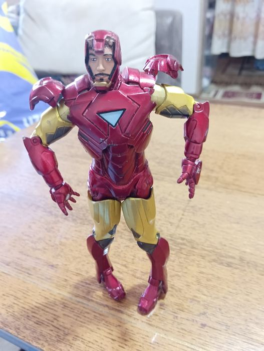 Продам игрушку железного человечеа