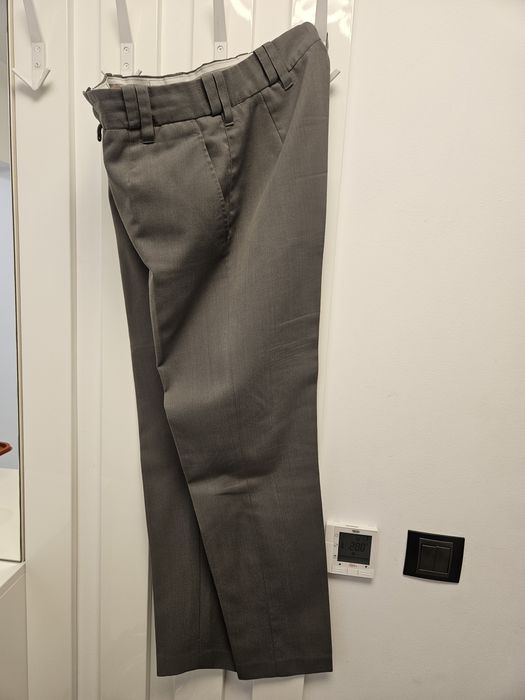 Pantaloni barbati la dunga de stofa gri

Măsurătorile sunt in fotogra