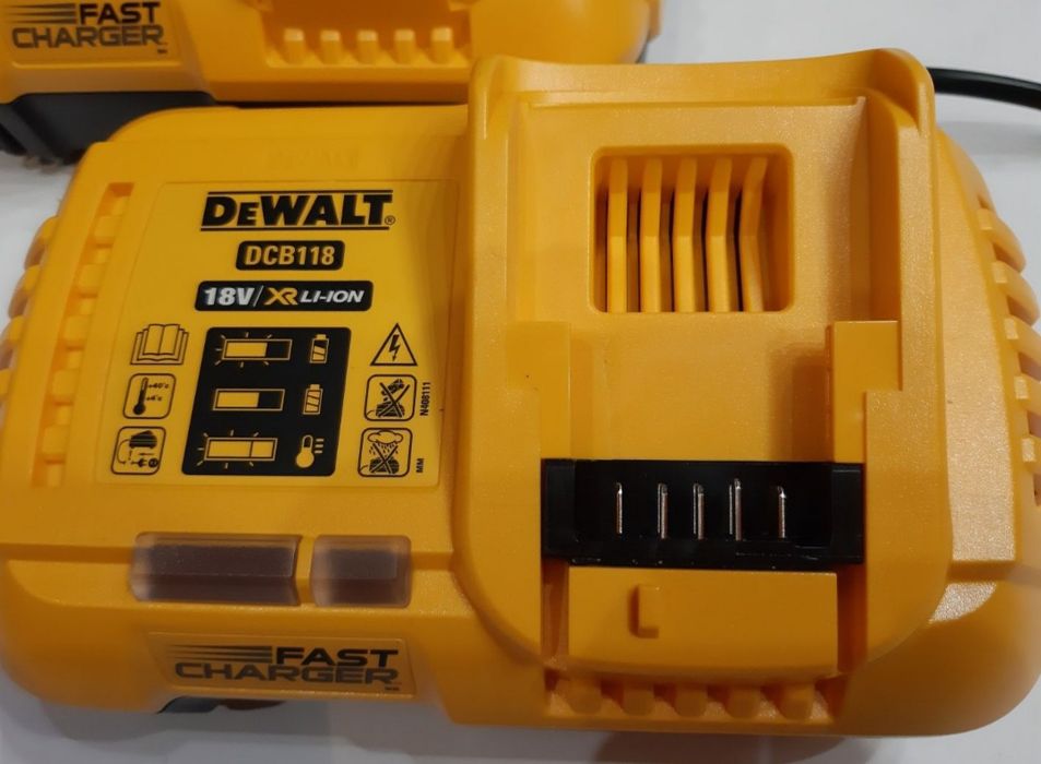 Зарядно устройство бързо DeWALT DCB118
