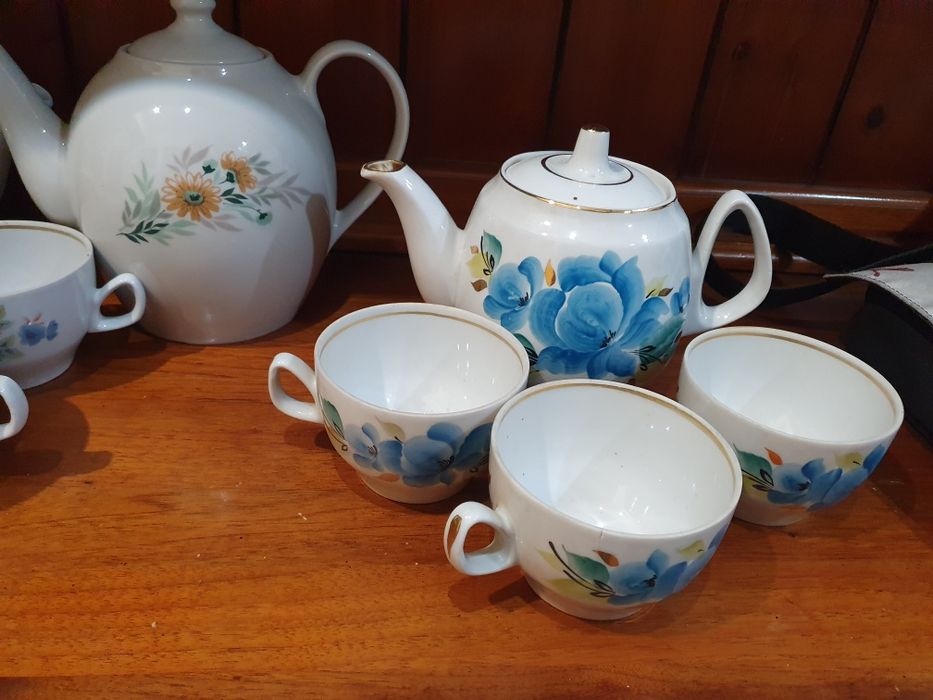 Чайники и чашки чайные