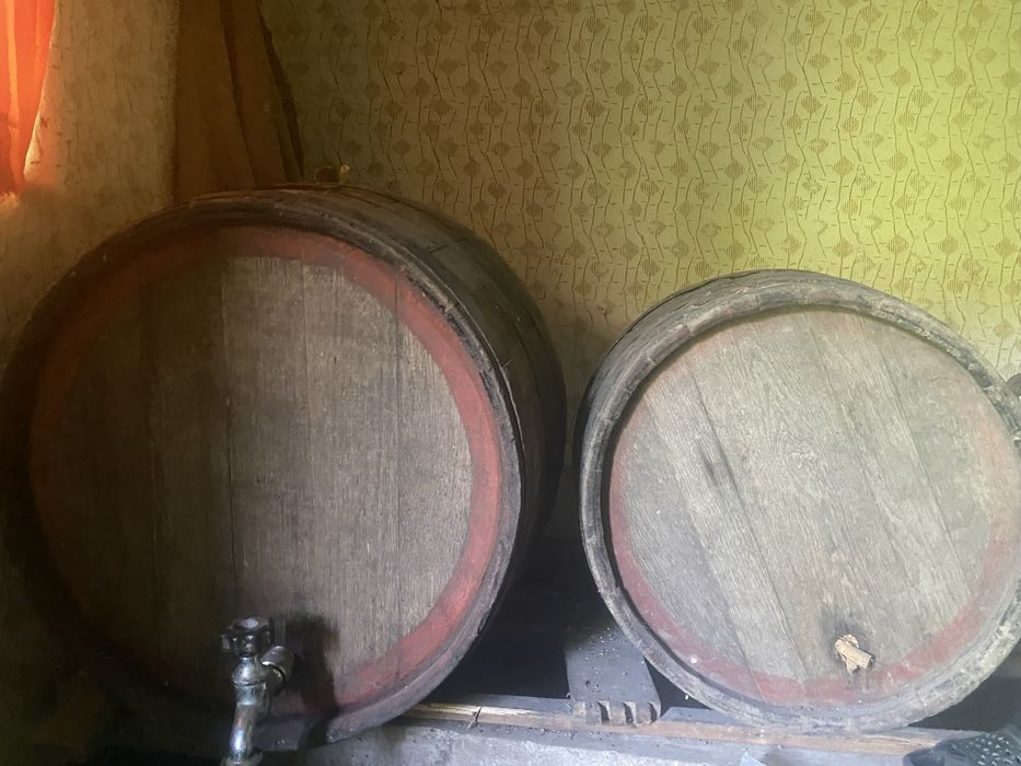 2 butoaie vin si o tocitoare