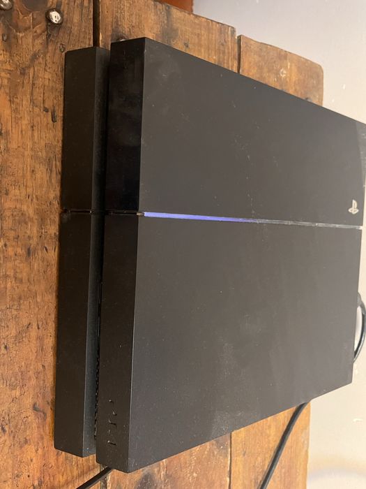 Продаю Playstation 4