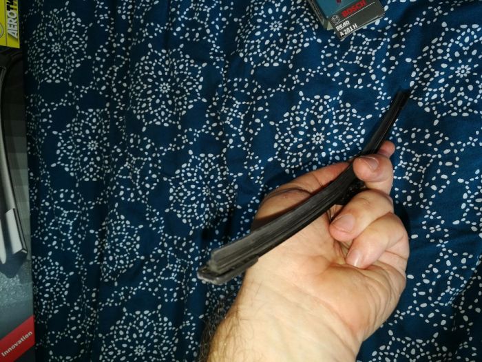 Продавам нова задна чистачка Вosch Rear A 281 H