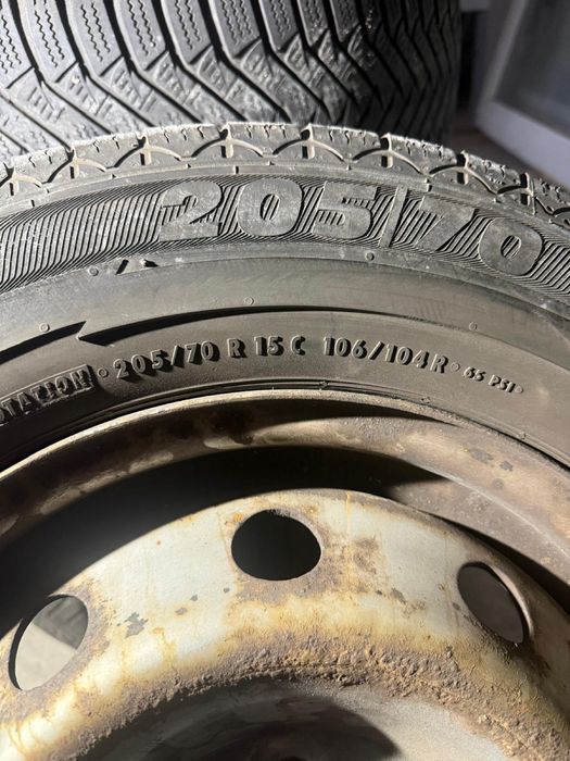 Set 4 anvelope iarnă 205/70 R15C – stare bună