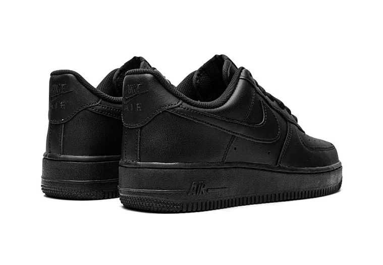 Продам кроссовки Nike AIR FORCE 1. Черные.