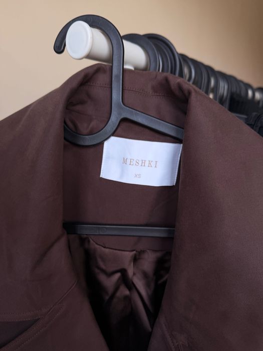 Сет на Meshki - къс тренч и къси панталони