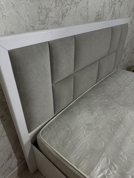 Кровать двуспальная  с матрасом+ 1 тумбы