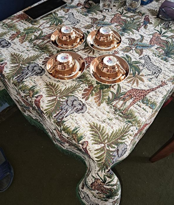 Продавам позлатен сервиз за кафе