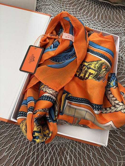 Esarfa din matase, Hermes
