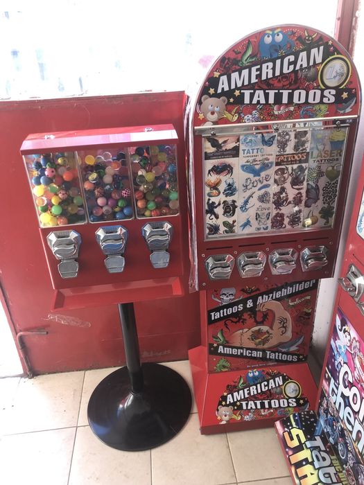 Вендинг машини за капсули с играчки,топчета и татуси