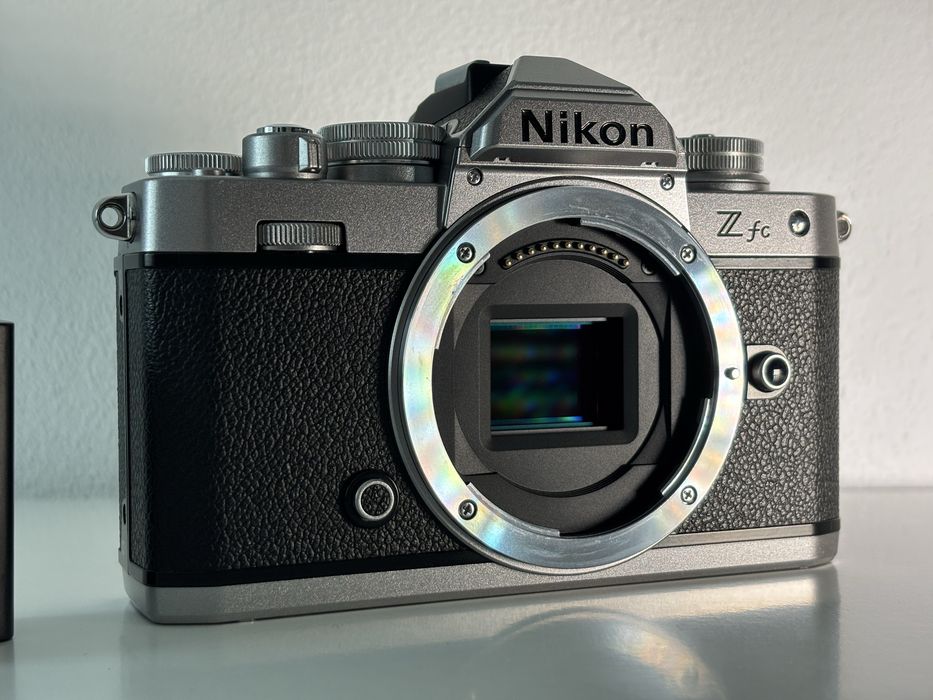 Aparat foto mirrorless Nikon Z fc + obiectiv NIKKOR Z DX 16-50 VR + Blitz Nissin Di466
