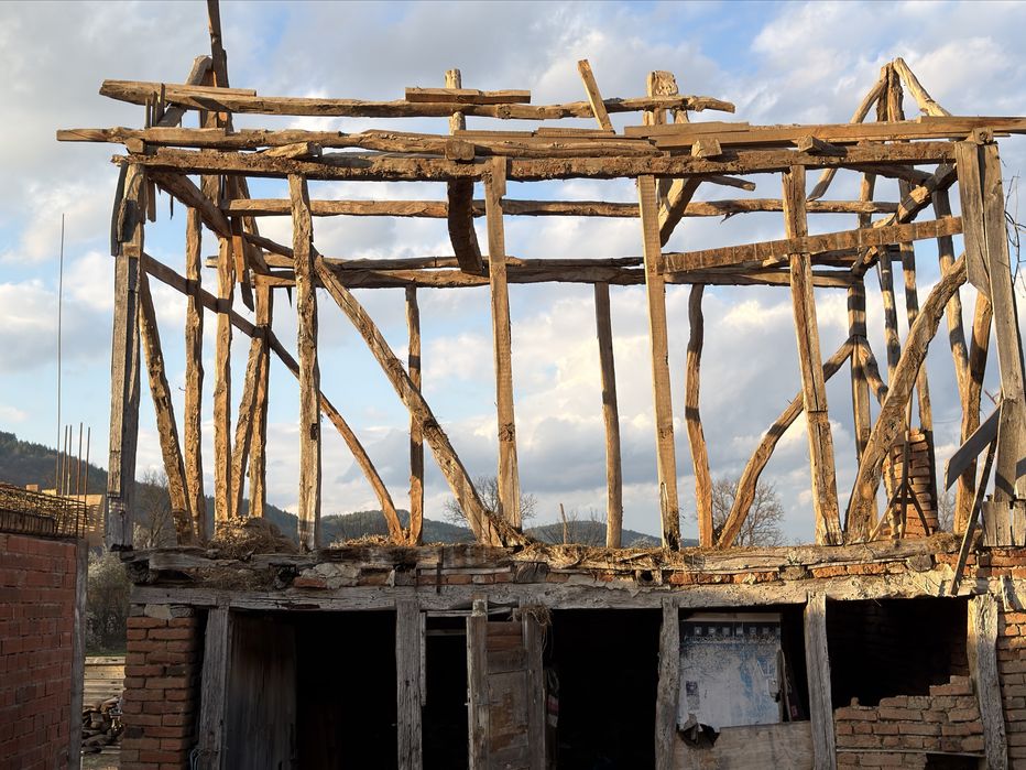 Стари греди от навес .