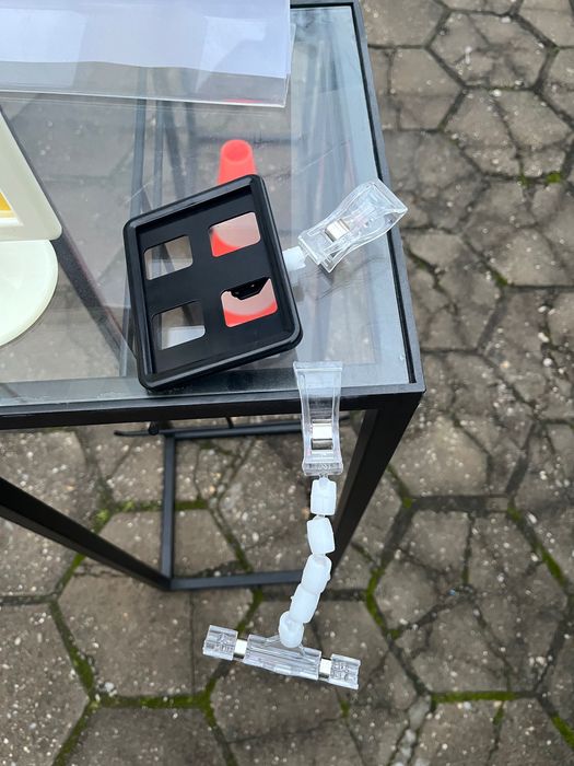 Кош за дрехи с колела и колона за аксесоари