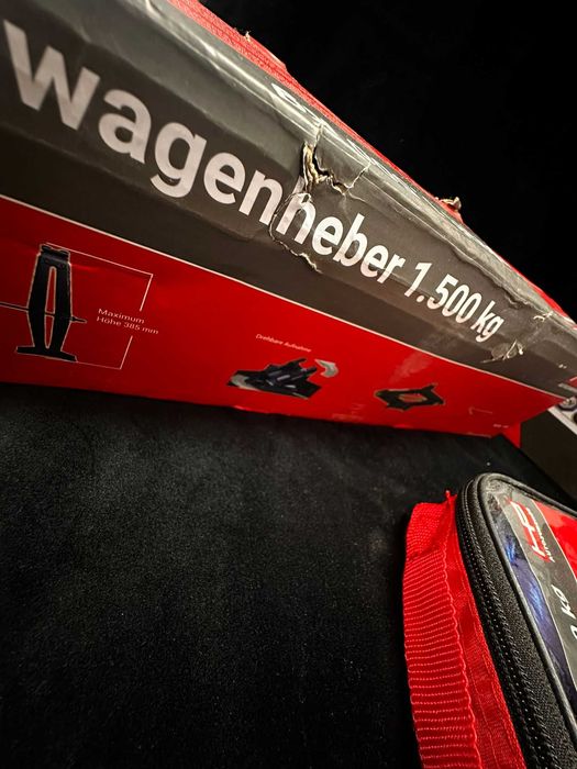 Set de echipamente auto esențiale pentru asistență rutieră