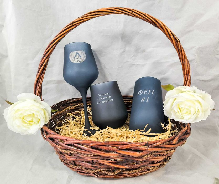 Гравирани комплекти стъклени чаши с декорирана кошница