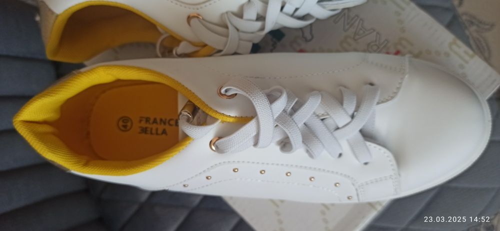 Продам белые кеды ( кроссовки)