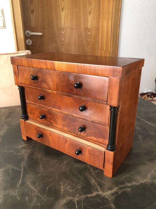 Bidermeier comoda in miniatura