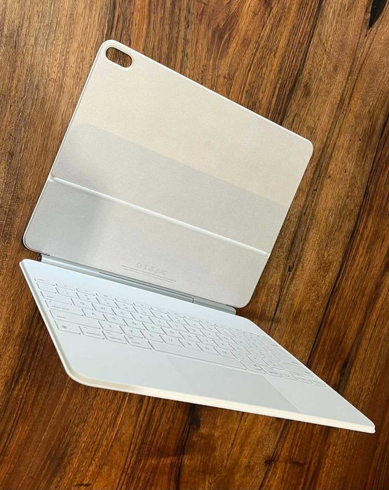 Продавам НОВA Magic Keyboard бяла за Apple Ipad 13 AIR (M4)