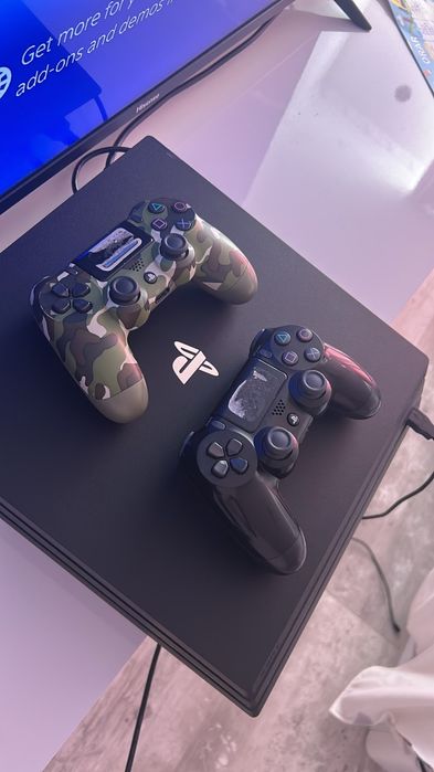 Vând PlayStation 4 cu ,861 GB