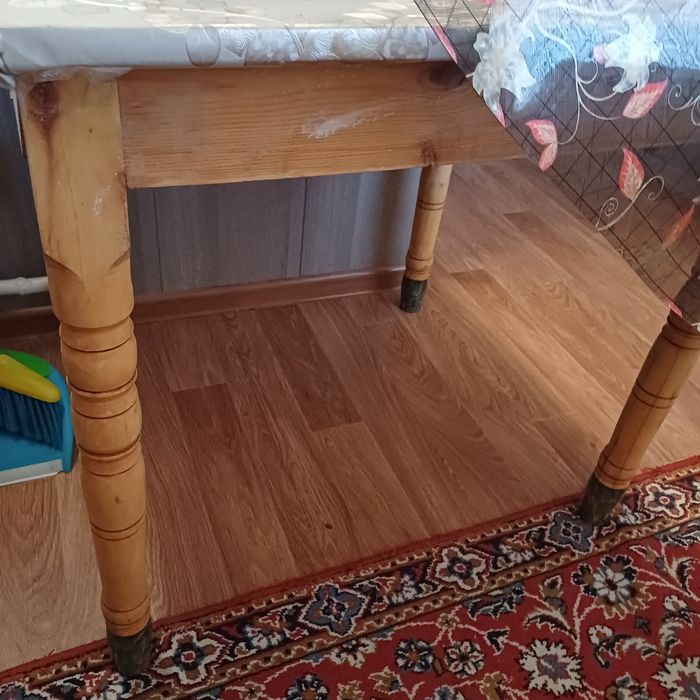 Продам стол кухонный