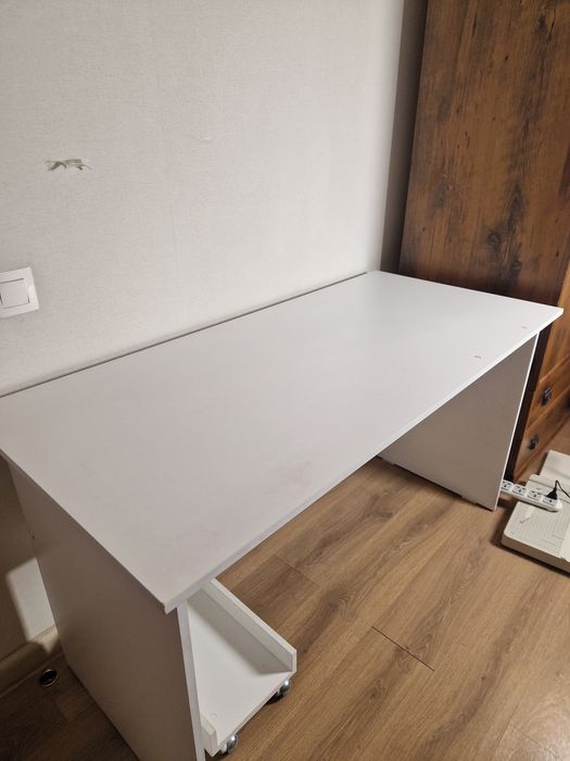 Продается компьютерный стол, белый