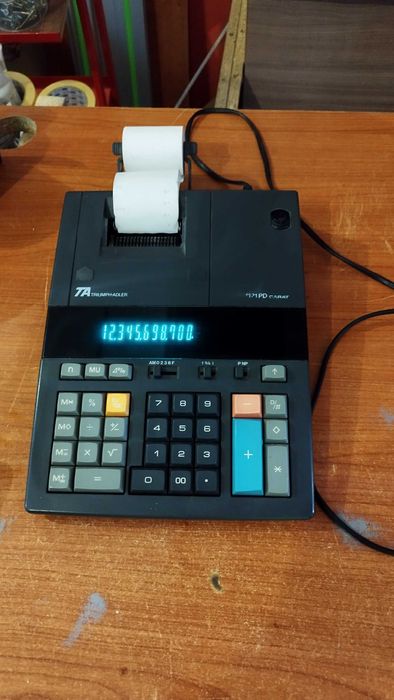 Triumph-Adler AG D -8600 Печатащ настолен калкулатор с лента