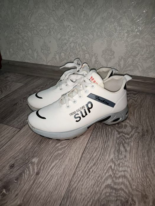 Продам кроссовки