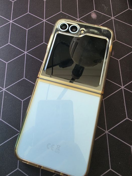 Продавам Samsung Z Flip 6