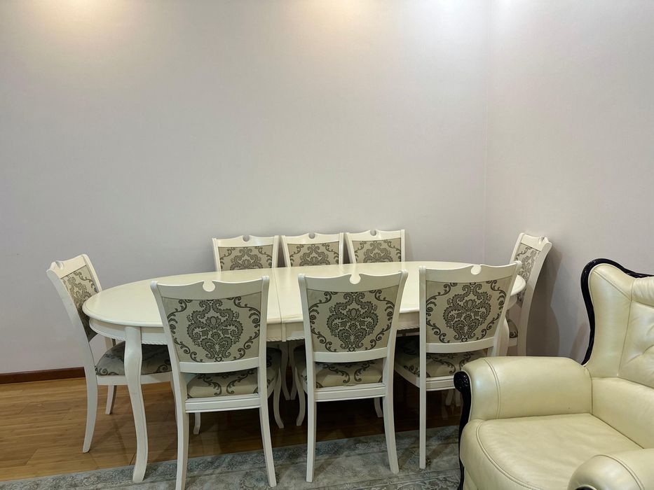 Стол с 8 стульями