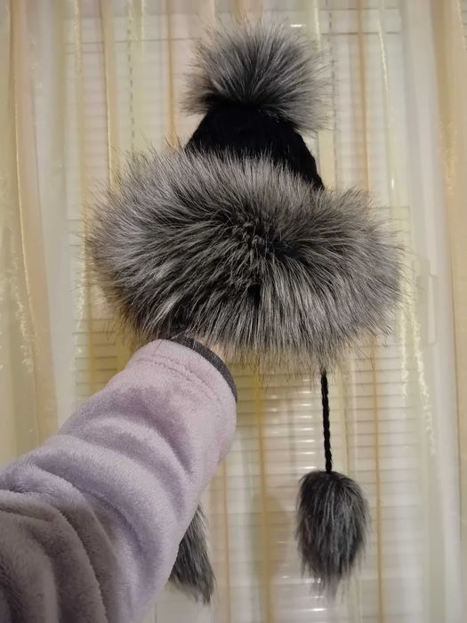 Зимна дамска шапка с изкуствен пух