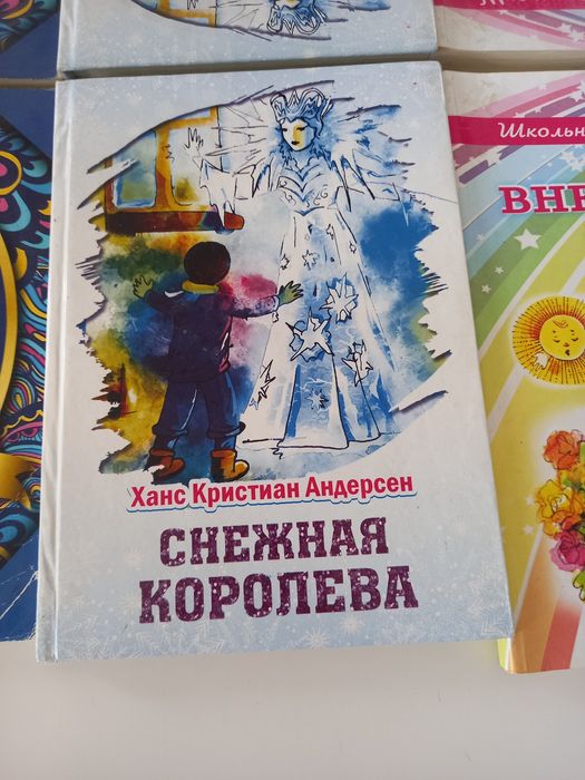 Продам книги и поставки для книг.
