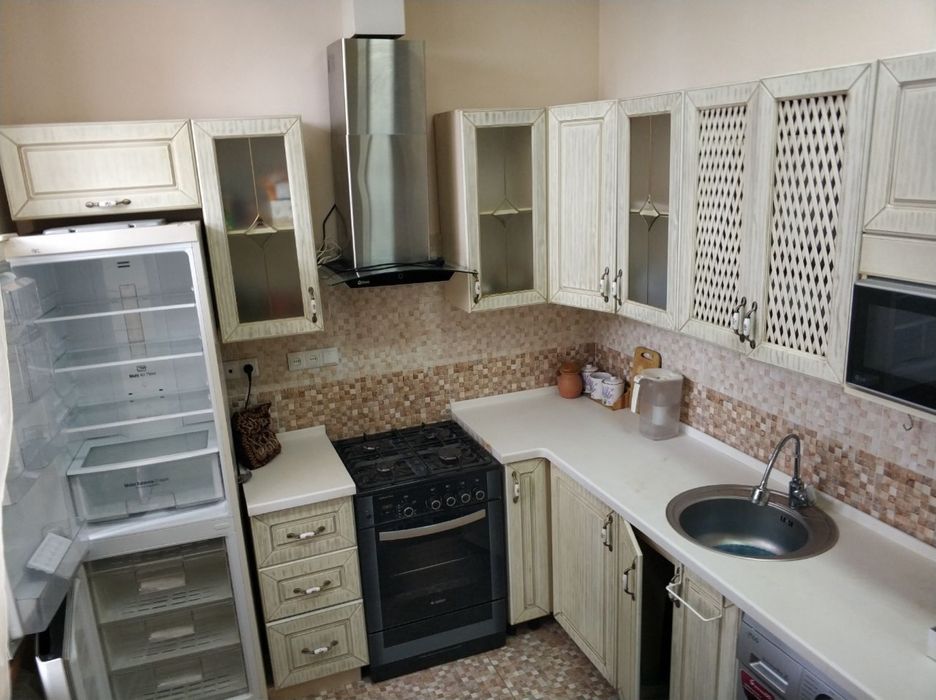 Продается квартира 3 комнаты 74 кв шота руставели высокопотолчка.