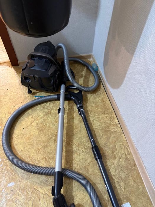 Пылесосо. Б/у. Работает хорошо