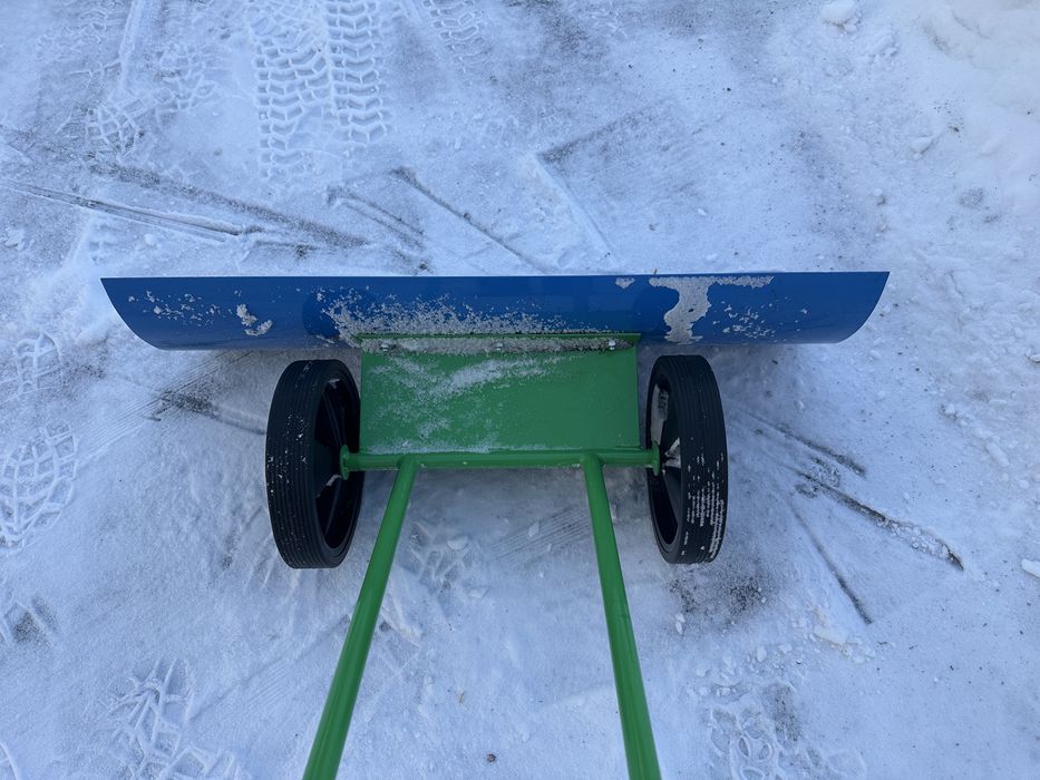 Лопата чистить снег.